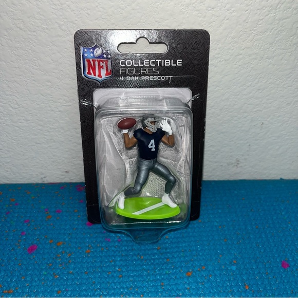 New Collection of 5 NFL figures 2023 Patrick Mahomes Dak Prescott Josh Allen etc - Picture 7 of 9